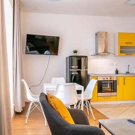 Yellow Apartment Острава Экстерьер фото