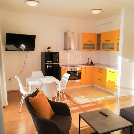 Yellow Apartment Острава Экстерьер фото