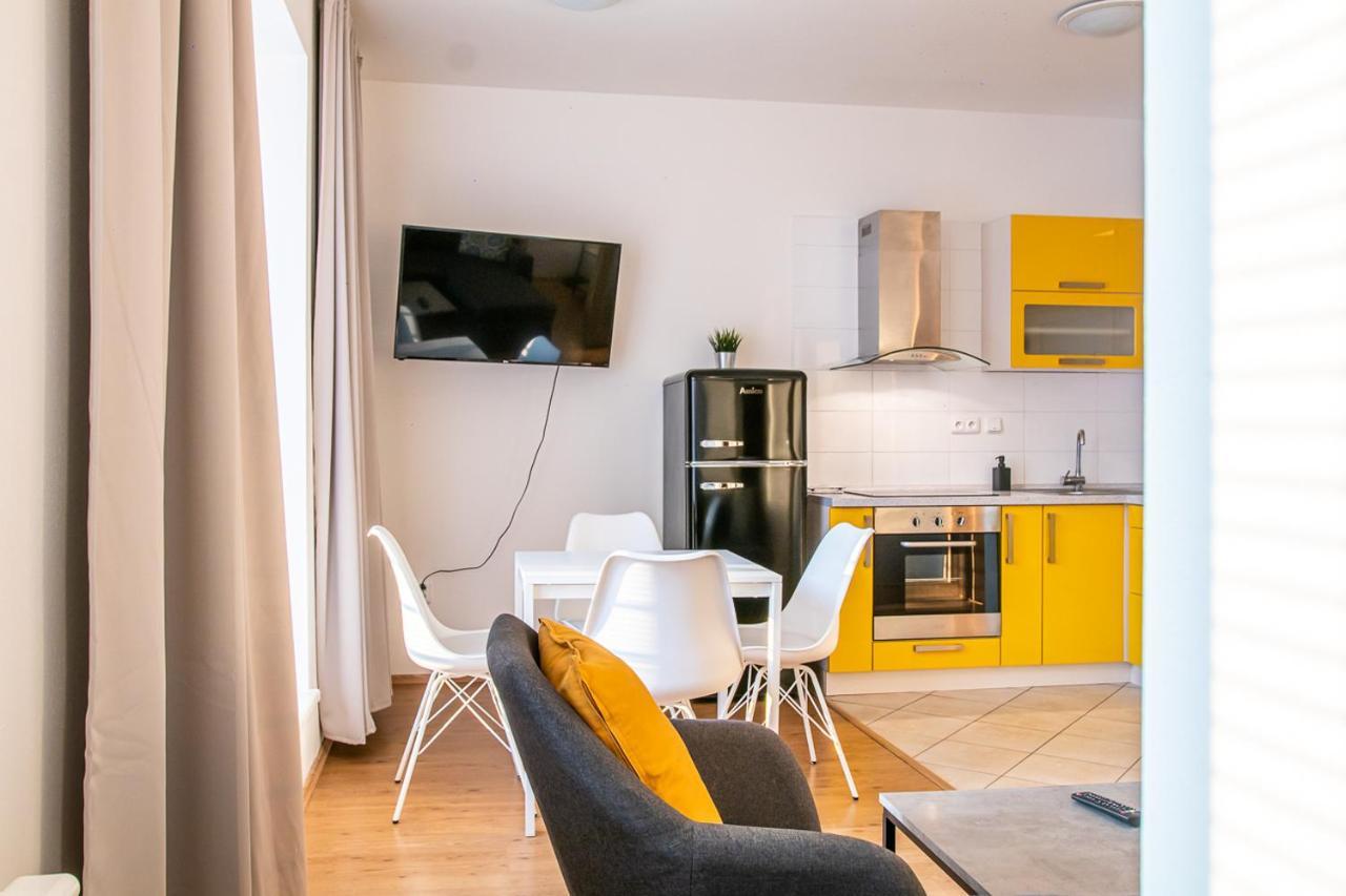 Yellow Apartment Острава Экстерьер фото