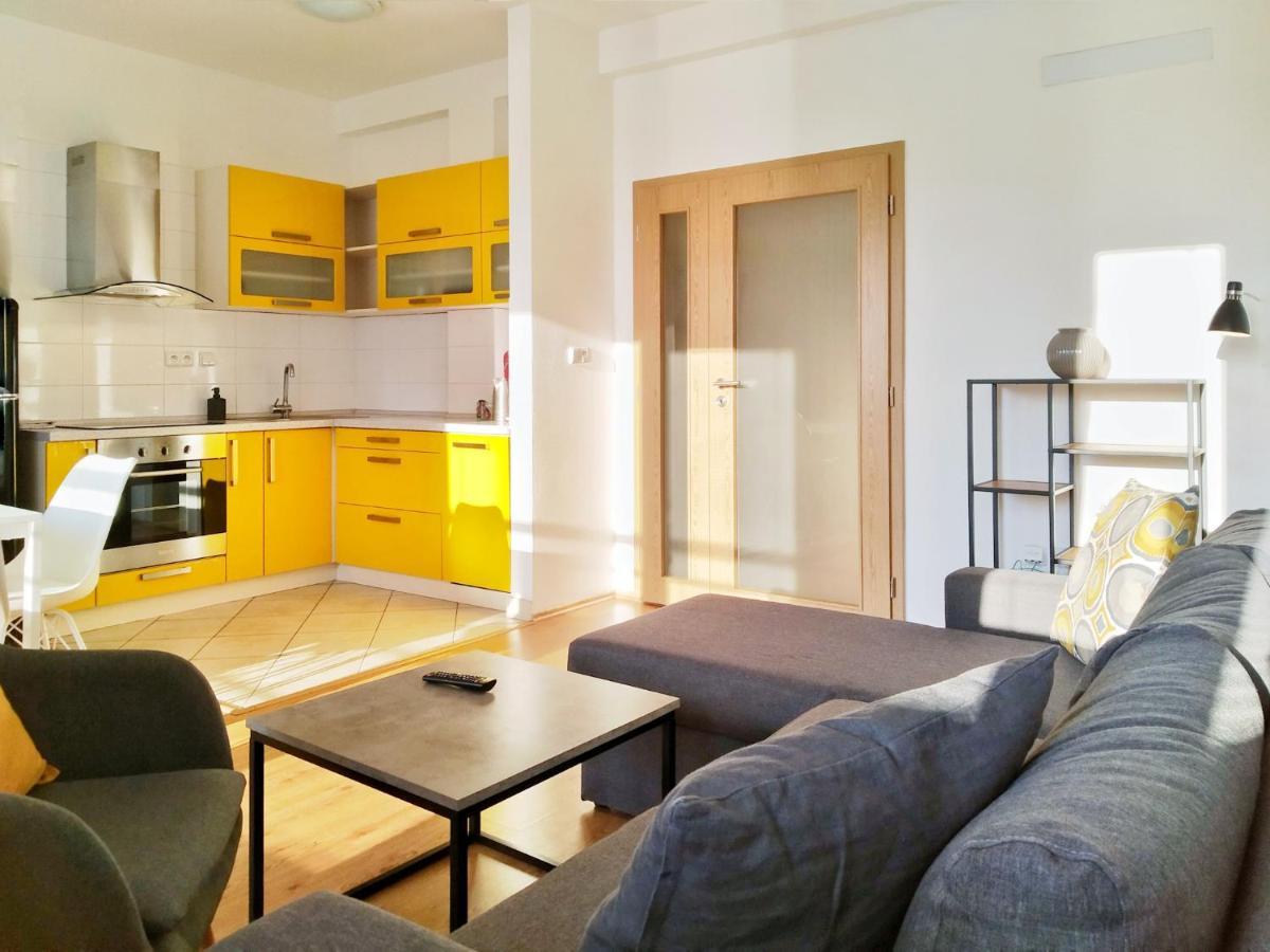 Yellow Apartment Острава Экстерьер фото
