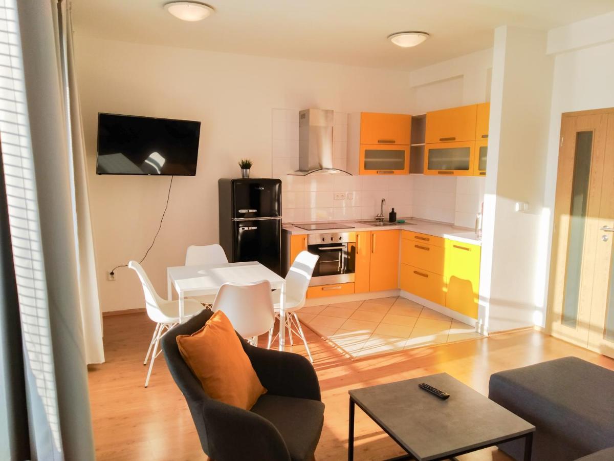 Yellow Apartment Острава Экстерьер фото