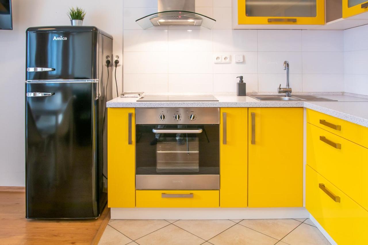 Yellow Apartment Острава Экстерьер фото