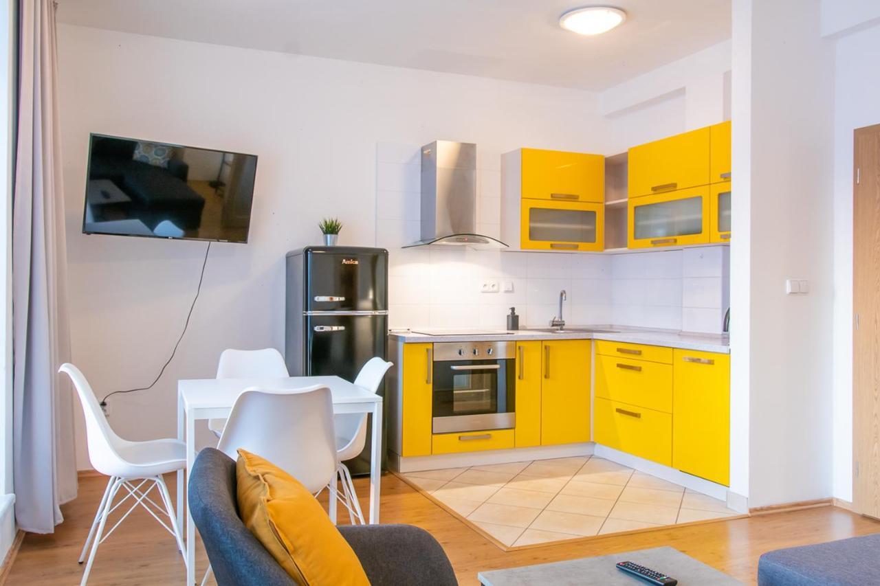 Yellow Apartment Острава Экстерьер фото