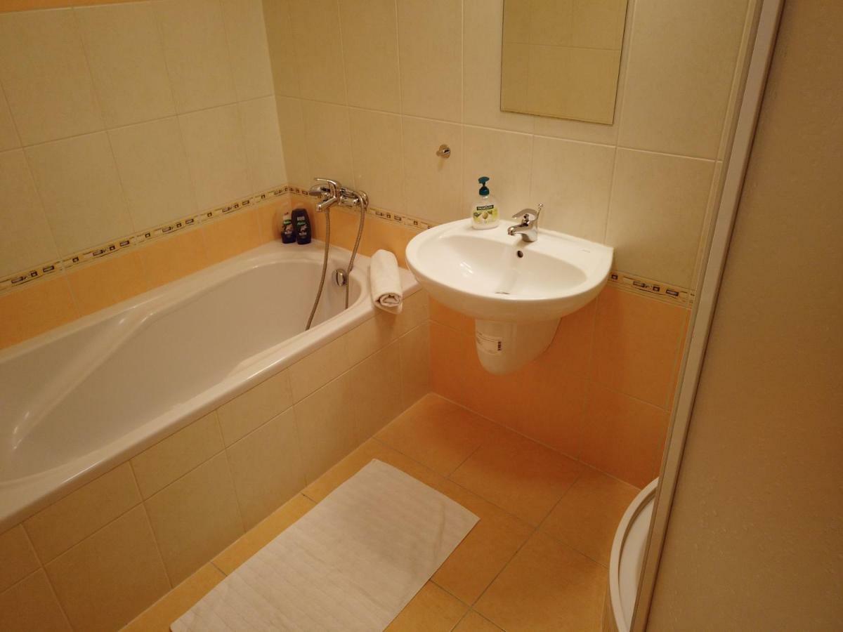 Yellow Apartment Острава Экстерьер фото